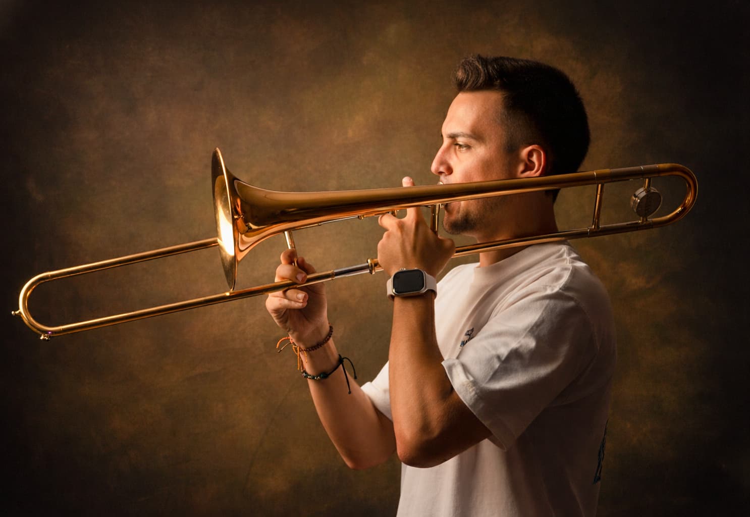 Santiago Samuel tocando el trombón